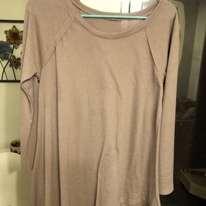 Lightweight comfy shirt you can dress up or down. Cute with jeans and boots